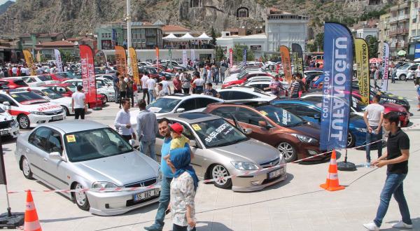 Türkiye’nin dört bir yanından 500’den fazla modifiyeli araç Amasya Çelebi Mehmet Meydanında bir araya geldi